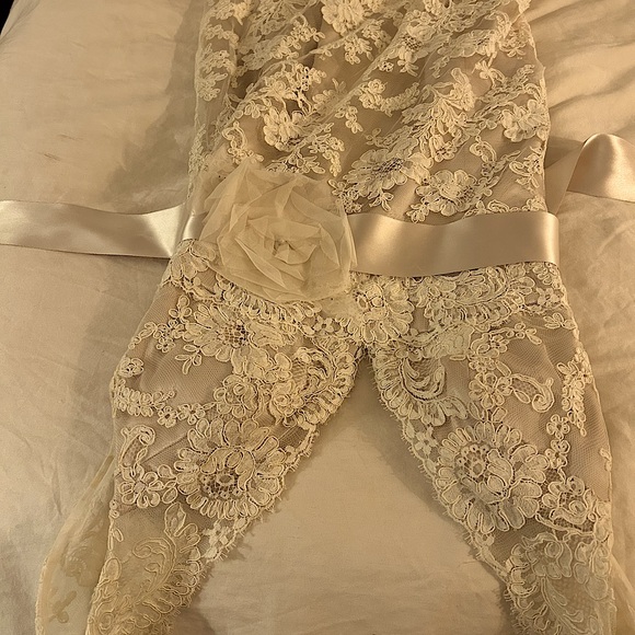 Timeless lace a line wedding dress with keyhole back and plunging neckline - Picture 3 of 16